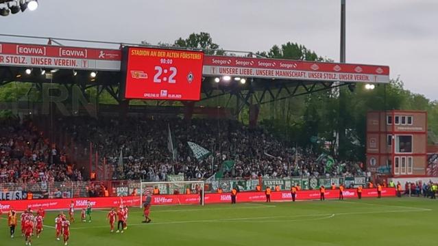 Inside Alte Försterei - Das Team wird gefeiert 
(Die Anzeigetafel zeigt 2:2)