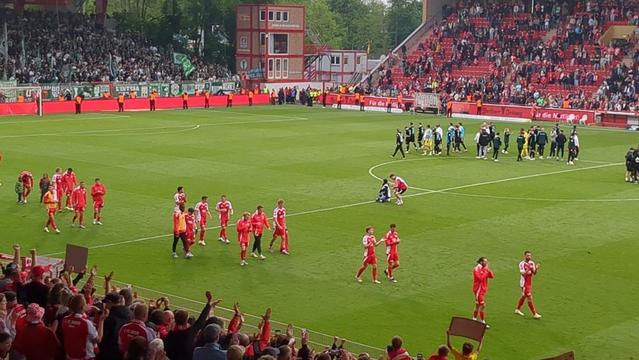 Inside Alte Försterei - Das Team wird gefeiert
