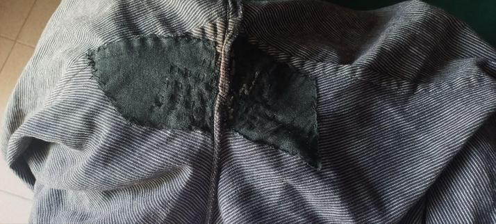 El mismo pantalón del revés, con un parche negro.