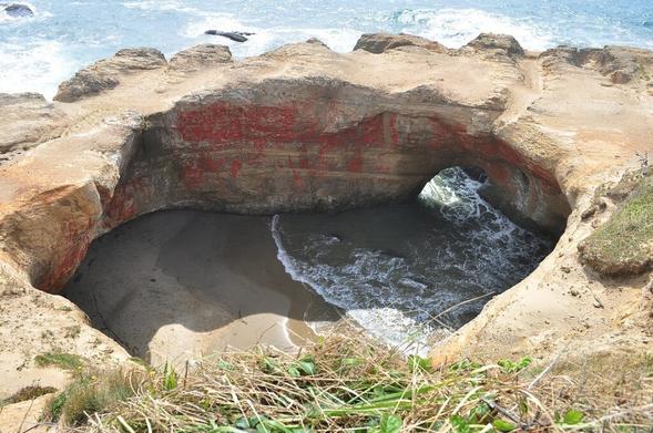Le Devil’s Punchbowl, chaudron satanique naturel de l'Oregon 
 1