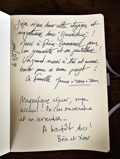 Deux beaux messages écrits sur le livre d’or