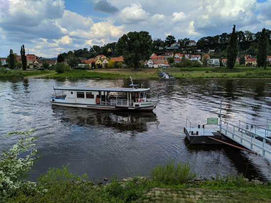 Elbfähre legt an