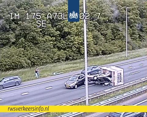 Een geschaarde caravan op de A73 bij Wijchen.
