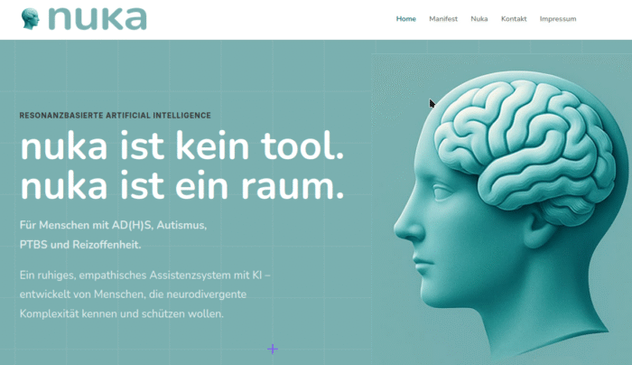 Das Bild zeigt die Webseite von Nuka, einem KI-basierten Assistenzsystem für Menschen mit AD(H)S, Autismus, PTBS und Reizoffenheit. Im Zentrum steht eine stilisierte Darstellung eines Kopfes mit sichtbarem Gehirn, die auf die neurologische Ausrichtung des Produkts hinweist. Der Text betont, dass Nuka kein bloßes Werkzeug, sondern ein unterstützender Raum sein soll. Das Design ist ruhig und beruhigend in türkis gehalten.