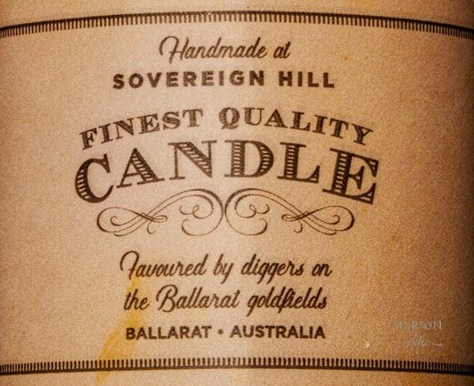 Es ist das Schild einer Kerze zu sehen auf dem in nostalgischer Schrift steht:
Handmade at Sovereign Hill, Fibest Quality Candle, Flavoured by diggers in the Ballarat goldfields, Ballarat Australia
AI disclaimer: Using my work, its meta , written or derived description to create media with or train AI based systems is prohibited.