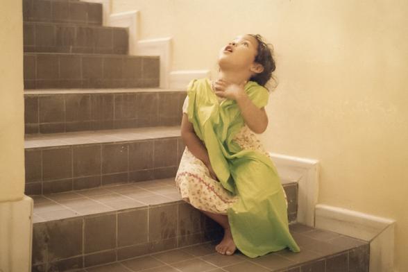 un escalier, encombré