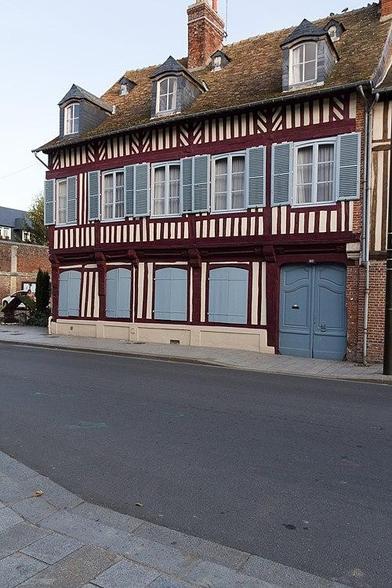 Maison en pans de bois à #PontlÉvêque (#Calvados) Construction XVIe siècle. Façade sur rue et toiture : inscription par arrêté du 11 octobre 1930.
Suite 👉 https://monumentum.fr/monument-historique/pa00111608/pont-leveque-maison-en-pans-de-bois
#Patrimoine #MonumentHistorique
Photo CC-BY-SA 4.0 : Edouard Hue (EdouardHue)