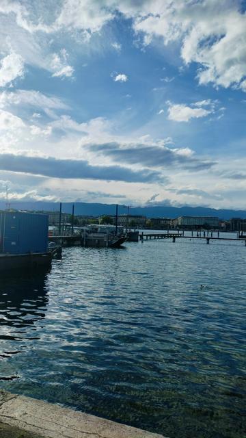 Genève. Ciel bleu avec des nuages. De l'eau et des bateaux