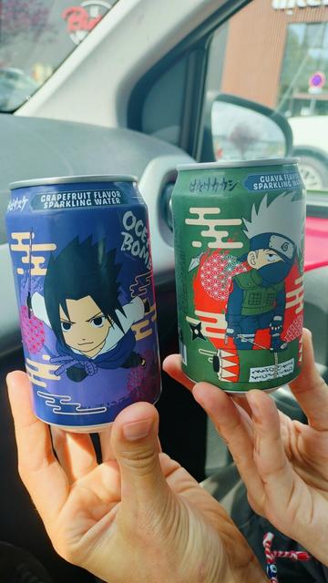 2 canettes de soda. Une avec Sasuke et l'autre avec Kakashi