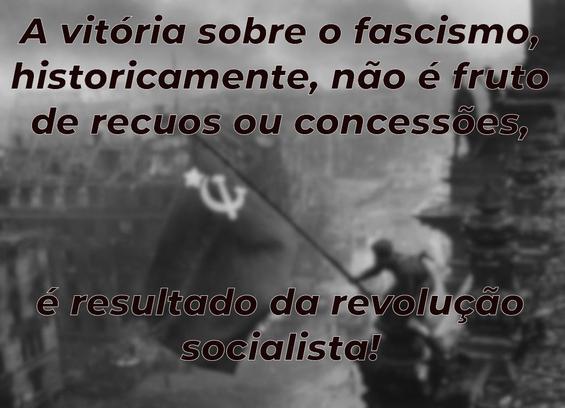 Ao fundo, foto do hasteamento da bandeira soviética no alto do Reichstag.

à frente, escrito:

A vitória sobre o fascismo, historicamente, não é fruto de recuos ou concessões, antes é resultado da revolução socialista.