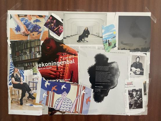 Een collage van gescheurde stukken uit tijdschriften. Je ziet een stuk trekharmonica met een hand, een donkere inktwolk met een gedicht er overheen in witte letters, een avondlucht met wolken spreeuwen, een boekenkast bomvol boeken en meer.