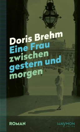Buchcover mit Bild einer stehenden Frau in einem Torbogen