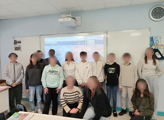 Photos de groupe des ambassadeurs dans une salle de classe avec leur visage flouté.
