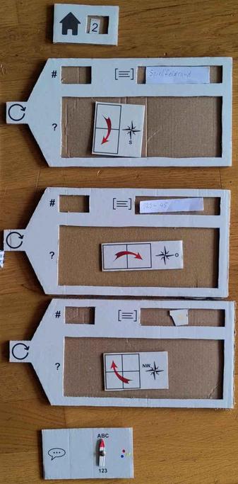 Foto der Quadratonia-Aufgabe aus dem Wochenendrätsel mit Lösungswort BALKON (Beschreibungen der Anweisungen siehe in der Bildbeschreibung des Aufgabenzettels). Die entsprechenden Plättchen und sonstigen Quadratonia-Elemente sind so auf dem Boden ausgelegt, dass sie von oben nach unten die jeweilige Anweisung abbilden.