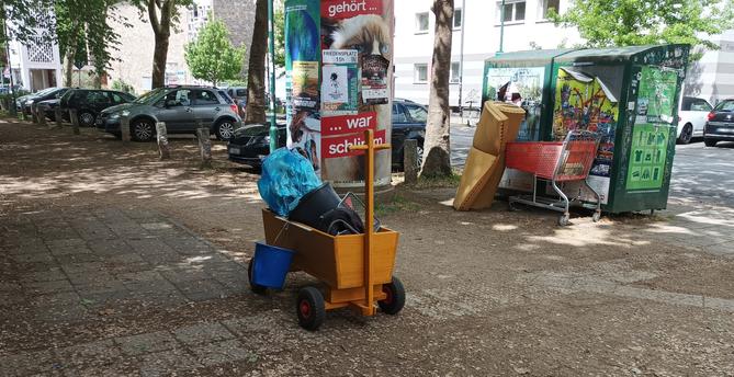 Waste-Buster am Friedrich-Ebert-Platz, im Hintergrund Muell