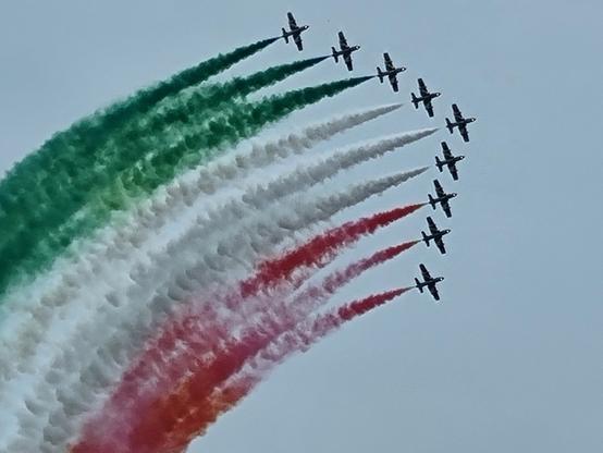 Frecce tricolori con il fumo che disegna la bandiera italiana