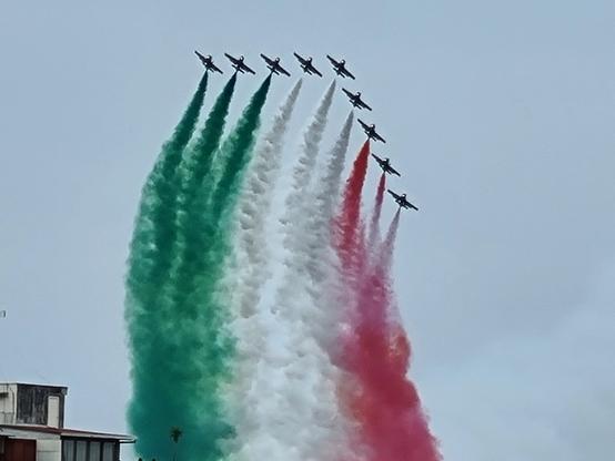 Frecce tricolori con il fumo che disegna la bandiera italiana