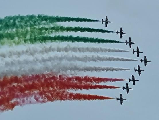 Frecce tricolori con il fumo che disegna la bandiera italiana