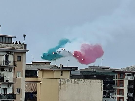 Frecce tricolori con il fumo che disegna la bandiera italiana