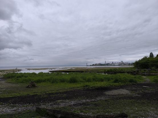 Sand und Kies, weit hinten der Bodensee