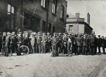Tyldesley miners outside the Miners' Hall during the strike. Public Domain, https://commons.wikimedia.org/w/index.php?curid=512235