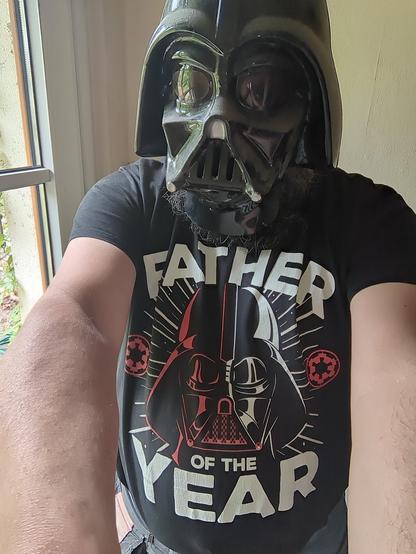 ein Selfie von einem Mann, der vorgibt, ich zu sein. Das Gesicht ist von einer Darth Vader Maske verdeckt. Auf dem T-Shirt ist Darth Vader zu sehen mit dem Schriftzug "Father of The year"