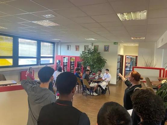 Le théâtre au service de la formation en hôtellerie-restauration : une innovation pédagogique à l’EnK, le restaurant d'application du lycée Louis-Bascan, à Rambouillet (78).