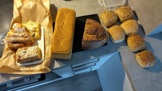 3 Stück Kuchen, 1 ganzes Weißbrot, 1/2 Mischbrot, 6 Brötchen