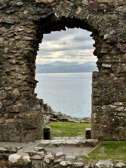 Entrance to the inner courtyard overlooking the sea with Yr Eyri in the background. From that entrance you can allegedly see Harlech castle 10 miles away across Cardigan bay.