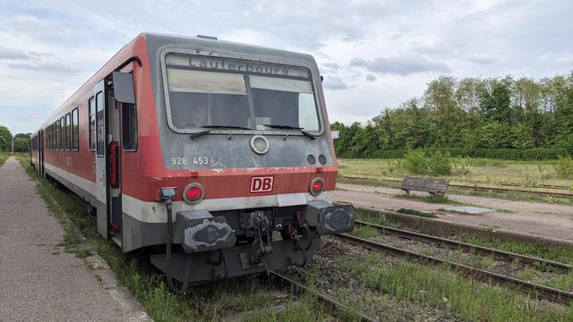 A grimy class 628 arriving in a small French station.