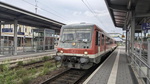 A class 628 arriving in a small, modern station.