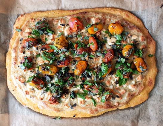 Das fertige Gericht auf dem Backblech. Es sieht ein bisschen aus wie eine Pizza, die Ränder der Polenta sind etwas gebräunt.