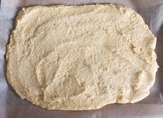Auf dem Blech die ausgestrichene Polenta