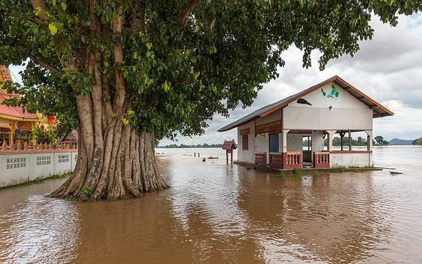 960px-Flooded_building_and_tree_trunk_in_the_muddy_water_of_the_Mekong_in_Si_Phan_Don,_Laos,_September_2019