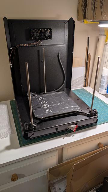 Napůl rozestavěná tiskárna - hotova základna, zadní panel s elektronikou a vyhřívaná položka

Chybí posun XY, extruder, zbytek ránu.