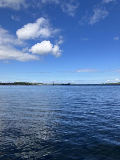 Blick auf die Kieler Förde bei blauem Himmel