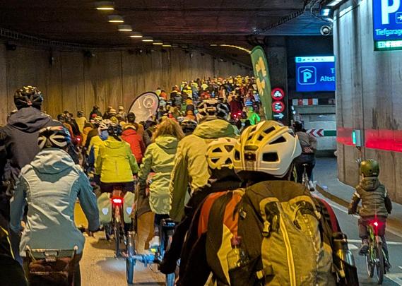 Radfahrer bei der Durchfahrt des Rheinufertunnels in Düsseldorf
