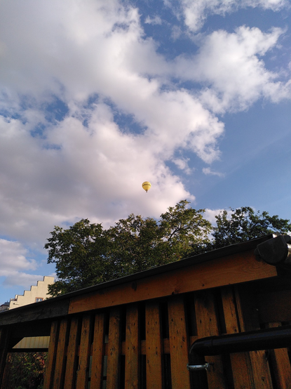 Heißluftballon über einem Schuppen