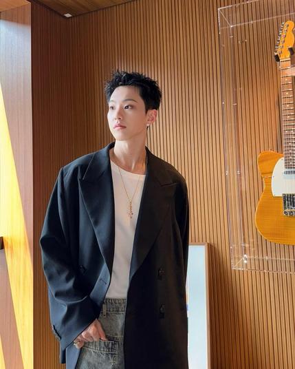 Hoshi and a guitar