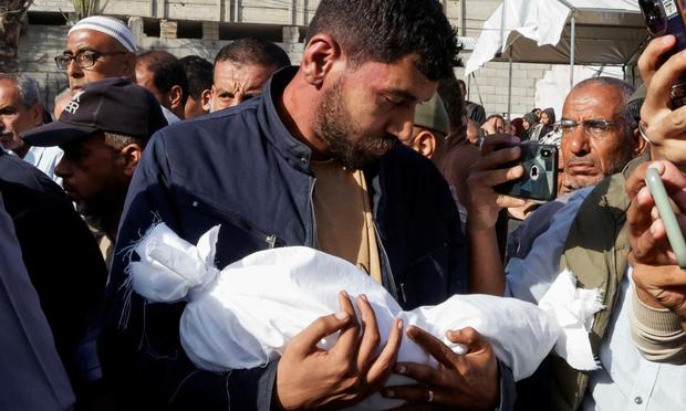 Un hombre porta el cadáver de un niño en Khan Younis, sur de la Franja de Gaza, el 3 de mayo de 2025. (Hatem Khaled / Reuters)