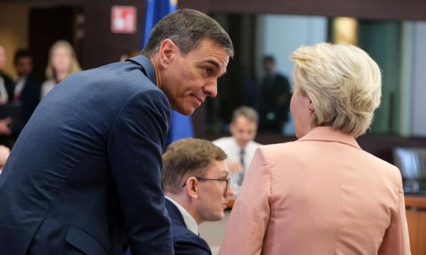 El presidente de España, Pedro Sánchez, y la presidenta de la Comisión Europea, Ursula von der Leyen, durante una cumbre informal en Bruselas, el 3 de febrero de 2025. (Thierry Monasse / Getty Images)