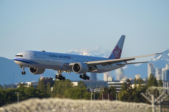 the same position and framing as previously, but now a China Airlines Boeing 777-300R is on final approach.