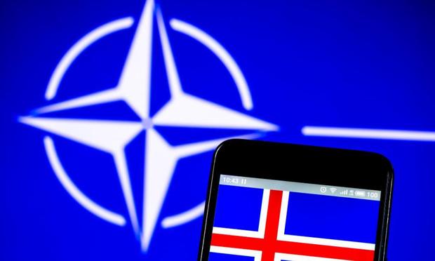 Las banderas de Islandia y de la OTAN. (SOPA Images / Getty)
