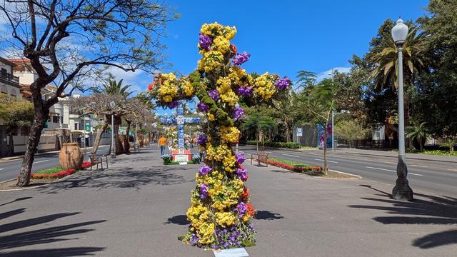 Una croce composta interamente di fiori