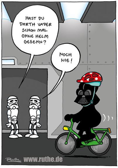 Auf dem Todesstern. Im Hintergrund unterhalten sich zwei Stormtrooper. Nr. 1: "Hast du Darth Vader schon mal ohne Helm gesehen?". Nr. 2: "Noch nie!". Im Vordergrund fährt Vader mit einem Marienkäferhelm auf einem Fahrrad vorbei.
