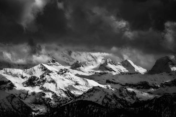 Schwarzweissfoto der Berner Alpen.