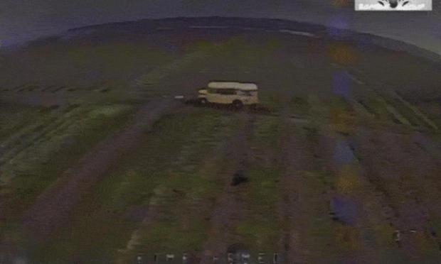Captura del vídeo en el que se aprecia el autobús escolar, en mitad del campo. (@sternenkofund / Telegram)