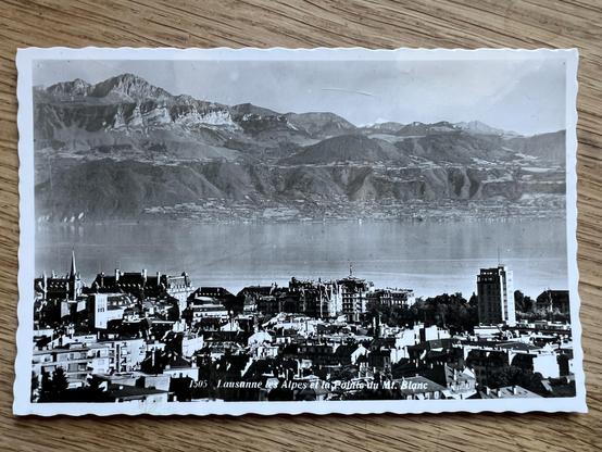 La ville de Lausanne en premier plan, le lac en deuxième et les montagnes en fond