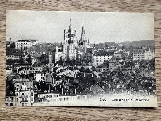 La cathédrale au milieu des habitations