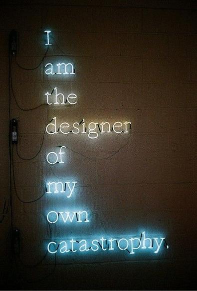 Bildbeschreibung im Kontext von Yodas Warnung „Gehe nie auf die dunkle Seite der Macht“:

An einer dunklen Wand leuchtet in filigran geschwungenem Neonlicht der Satz: „I am the designer of my own catastrophy.“ Die Wörter sind vertikal gestaffelt, jedes in kaltem Weiß oder blassem Blau – wie eine stille Selbstanklage, ins Leere gesprochen. Die sichtbaren Stromkabel, die die Buchstaben speisen, wirken wie Adern eines dunklen Willens: bewusst gewählt, bewusst zerstörerisch. In der Tiefe des Bildes hallt Yodas Warnung wider – doch hier hat sich jemand längst entschieden. Nicht aus Unwissenheit, sondern aus Trotz. Die dunkle Seite ist nicht fremd – sie wurde designt.🖖